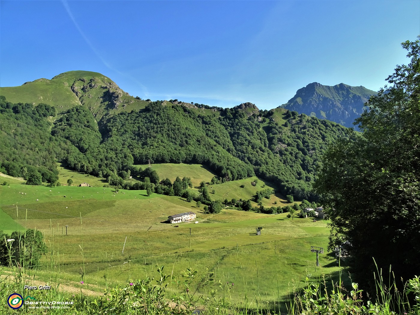 11 Verdi prati dei Piani di Ceresola con Zucco del Corvo (2049 m) a sx e Pizzo Tre Signori  (2554 m) a dx.JPG